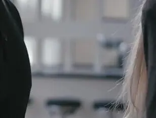 La transsexuelle salope Aubrey Kate oublie sa boucle d'oreille mais trouve la bite de Dillon Diaz