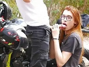 Androgynoux Boys suce une bite en extérieur et reçoit une charge sur son cul