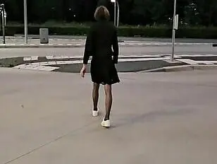 Esperando en la parada del autobús y no aburrirse ni quedar atrapado