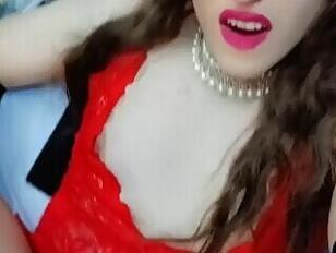 Sissy Lily siendo follada por una máquina