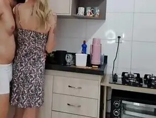 Трахни мою задницу на кухне