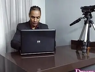 Isabella Salvatore rozbiera się w biurze faceta i zostaje wydymana