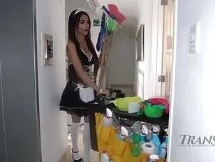 Латинская горничная принимает большой член Супер Рамона