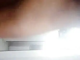 Une salope enfile un bikini noir pour tourner une vidéo chaude