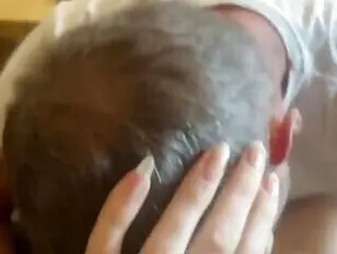 Shailo Shana se fait sucer et il éjacule sur sa bite