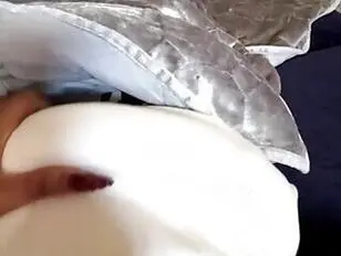 gros plan sur le pénis d'une trans noire