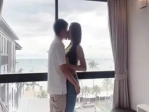 Transessuale giapponese prosperosa si masturba vicino alla finestra