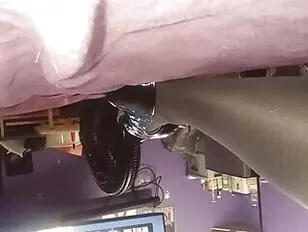 ऊँची एड़ी के जूते के साथ केवल मोज़े पहनना