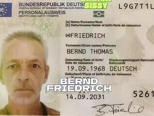 बियांकासिसी नाम की बदसूरत वेश्या गुलाबी जंपसूट में अपने शरीर का प्रदर्शन कर रही है