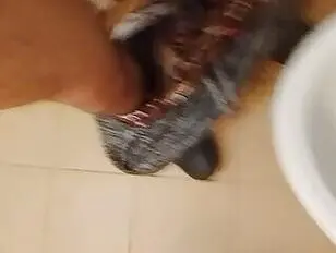 मैं युवा महिलाओं के बारे में सोचकर हस्तमैथुन करता हूँ।