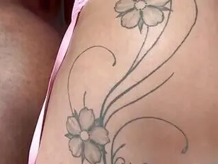 Dea transessuale prosperosa fa sesso con il suo stallone nero