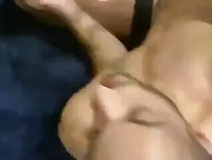 Yasmin baise un mec en bas