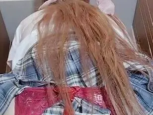 Un garçon japonais efféminé en string rouge chevauche un godemichet exceptionnellement gros