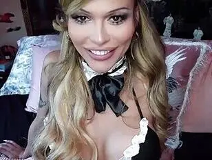 Domino Presley Impresionante sirvienta trans follada hasta correrse y creampie