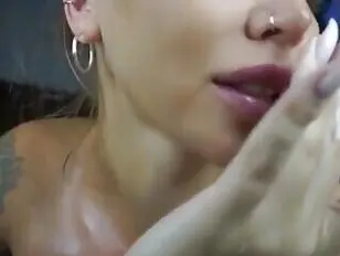 Travesti latina tatuada caliente se burla y se masturba