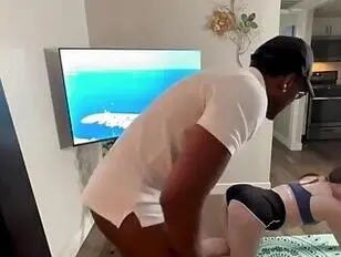 Трахни меня в задницу на коврике для йоги.