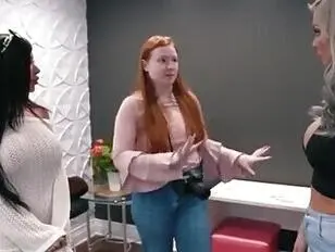 Бриттни Кейд занимается сексом с женщиной по имени Кензи.