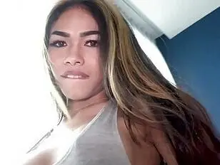 Die hinreißende Thailänderin Phatida lässt sich ihren schönen Hintern füllen