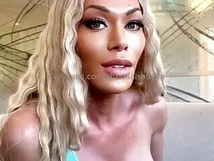 Transfrau Mia streichelt ihren großen,schönen Schwanz