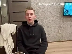 एक समलैंगिक महिला एक प्यारे लड़के के साथ सेक्स करती है