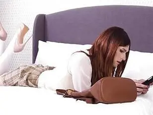 Femboy Maniel Skye wird teilweise bekleidet gefickt und er ejakuliert auf ihre Fersen und Strümpfe.