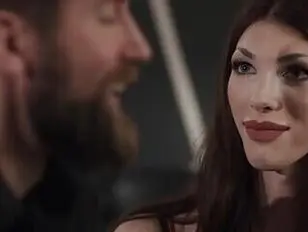 आकर्षक आवा होल्ट अपने जन्मदिन पर अपने सौतेले पिता से यौन संबंध बनाती है।