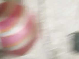 Ich zwischen Spielzeugbacken