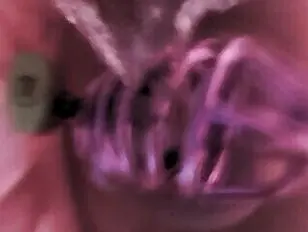 En cage et en train d'uriner