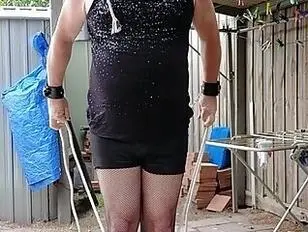 DAISY ATTACHÉE À UN POTEAU EN SHORT NOIR MOULANT