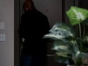 Travesti tatuada e gostosa recebe pau grande