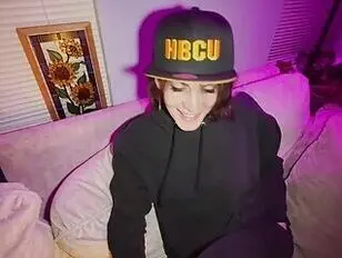 A garota afeminada Alyson Eclair é fodida por um pau preto.