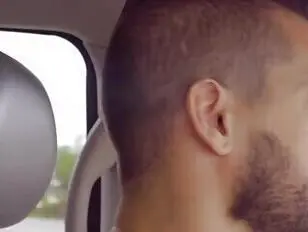 वह सेक्सी आदमी एक और शीमेल के साथ सेक्स करता है