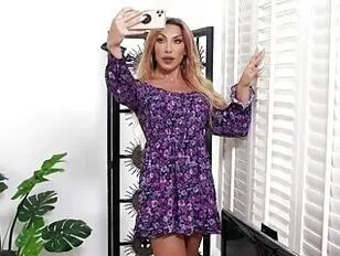 Eva Paradis,qui joue le mannequin,se fait baiser par le photographe.