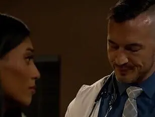 Chanel Chance seduz o Dr. Derek em consulta médica noturna.