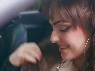 Angelica Good y Rana Katana salen del coche y follan.