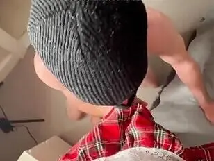 Transseksueel met enorme penis rekt de anus van haar klant op en spuit er sperma in.