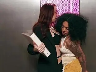 Emma Rose e Eva Maxim presas no topo