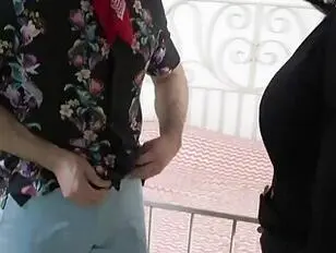 Beatrice heeft een leuk gesprekje met een Italiaanse man en neukt hem vervolgens hard.