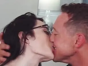 Linda y pequeña transexual con gafas,toda cachonda,golosina goteante de cristal