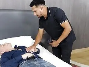 Le docteur Danny Mineirinha se fait enculer par deux beaux mecs.