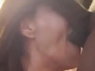 Sofia Sanders głęboko gardłuje długiego penisa tak łatwo