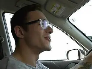 Un joven sexy satisface su ano.