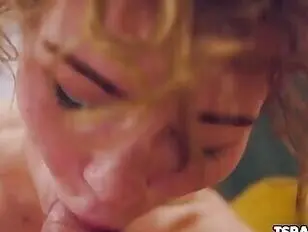TS Girl Emma Vai genießt rauen Analsex