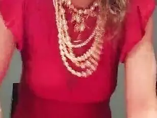 CD Jadd si masturba indossando un vestito rosso senza maniche