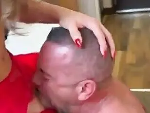 Giselle Driller toma el control de un hombrecito.
