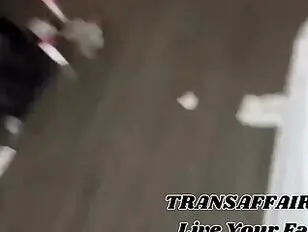 Огромная транссексуалка с огромным членом уничтожает подчиненного.