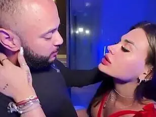 Uma beldade de lingerie vermelha ejacula muito.
