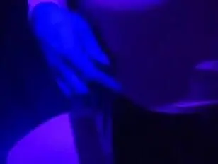 Julie war schon vor ihrem Eintritt in den Sexclub sexy vor der Webcam.