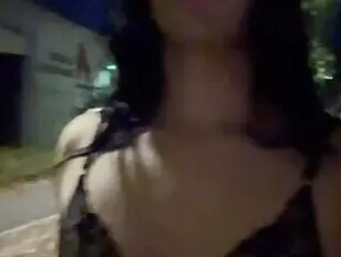 Aziatische Sissy Night Walk Zwarte Kant
