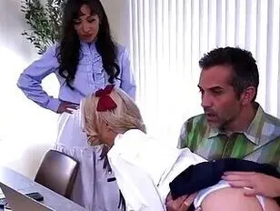 Eles fazem sexo anal com uma loira irresponsável.